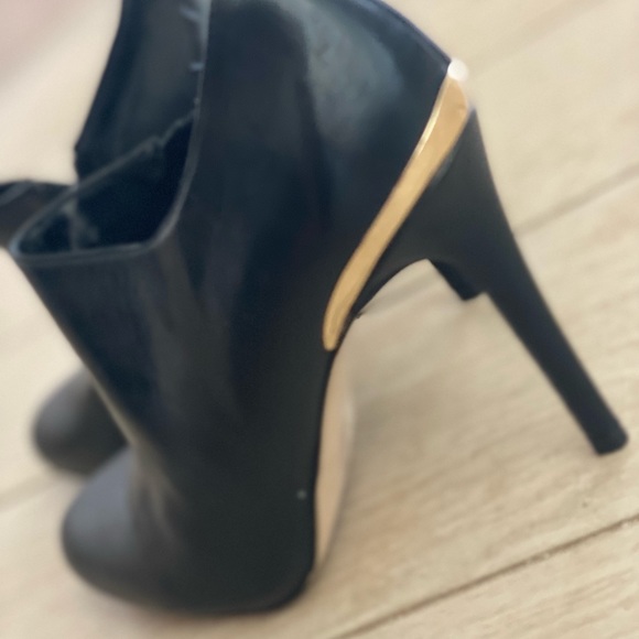 BLACK Saks Fifth Avenue Bootie Size 8 - Picture 2 of 4